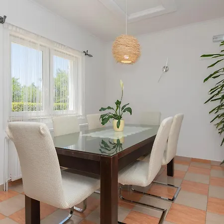 In Vinjani Gornji With Kitchen Holiday home