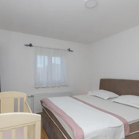 In Vinjani Gornji With Kitchen Holiday home